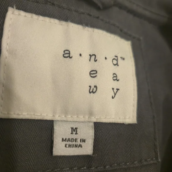 Sleeveless Zip-Up Vest - Picture 2 of 11